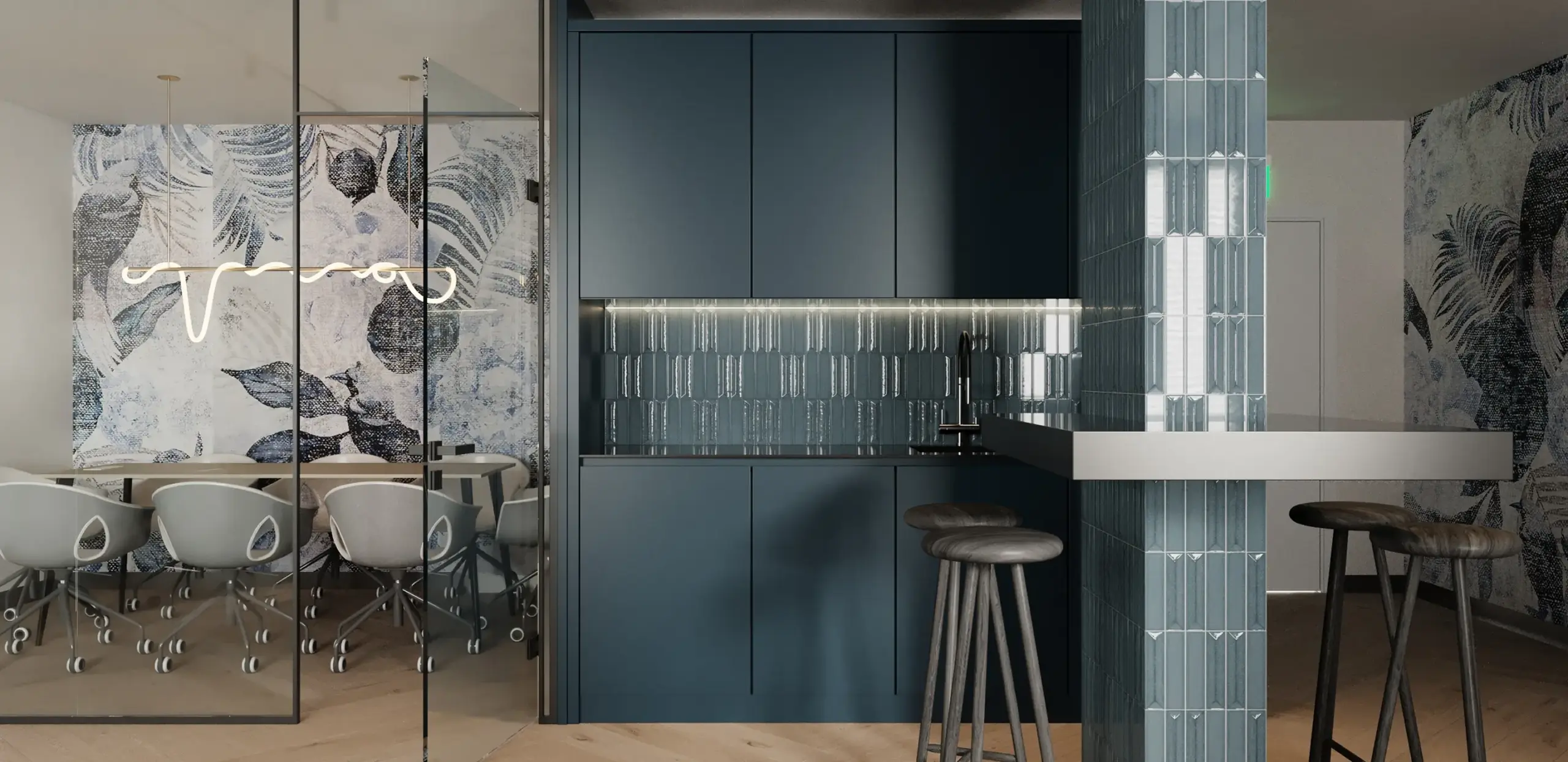 Blick in einen Besprechungsraum mit Glaswand, blauen Bürostühlen und einer angrenzenden Küchenzeile in Taubenblau.